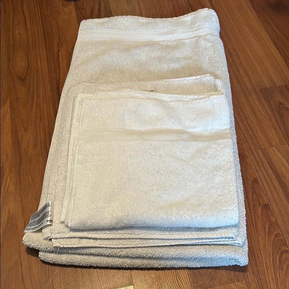 Plush White Bath Towels Set